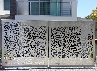Дизайнерские распашные ворота с зашивкой листовым металлом (лазерная резка) 3000х2000 мм