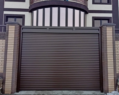 Роллетные ворота Алютех серии Prestige со сплошным алюминиевым профилем роликовой прокатки AG/77 с доставкой в Джанкое 